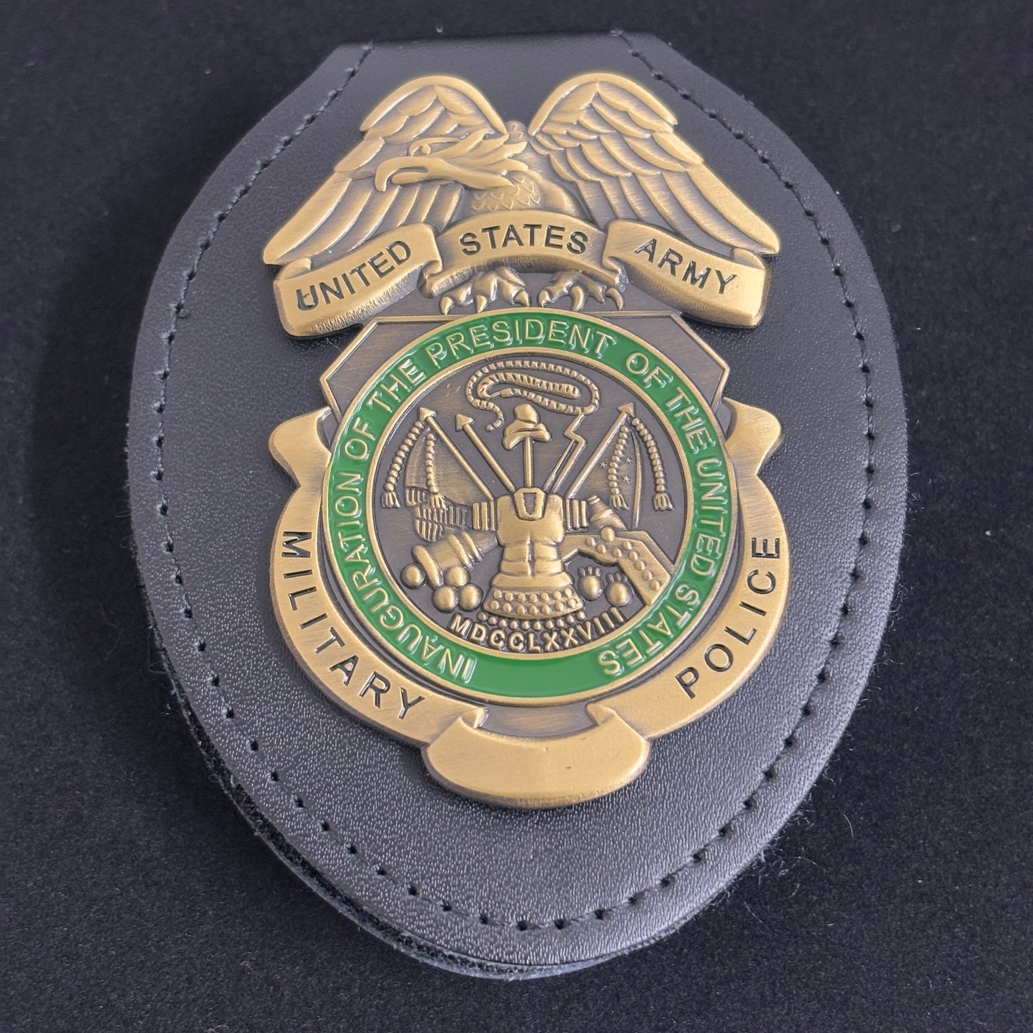 Réplica de la insignia de la Policía Militar del Ejército de EE. UU. como accesorio de película