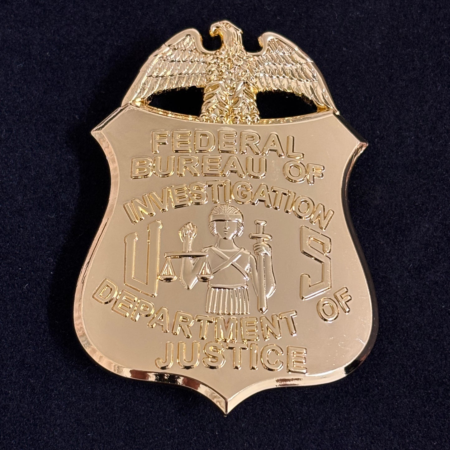 Réplica de la insignia del FBI del Departamento de Justicia, utilería de película