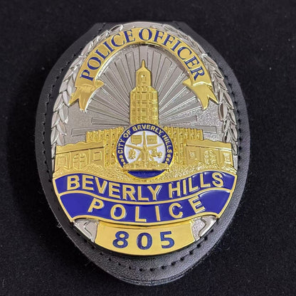 Placa de agente de policía de Beverly Hills con el número 805