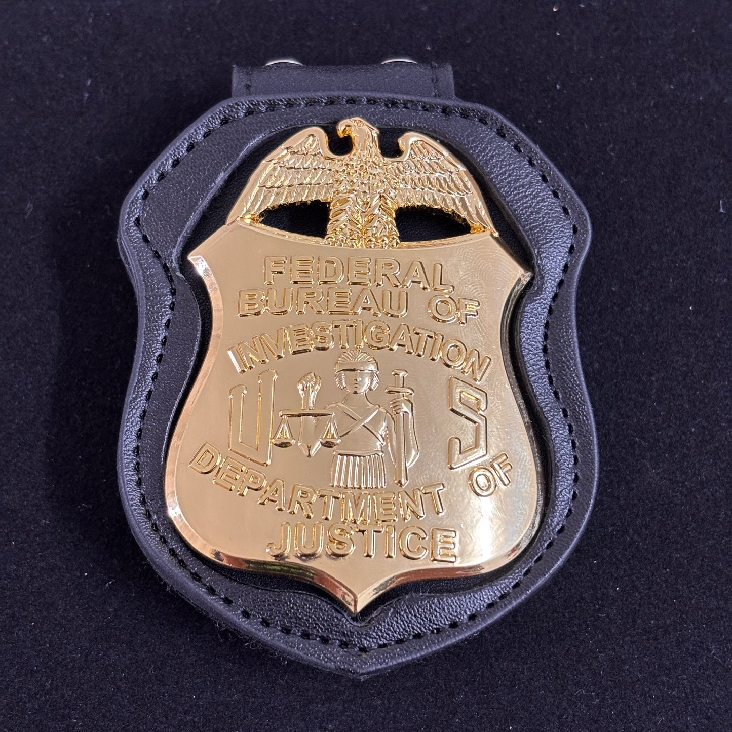 Réplica de la insignia del FBI del Departamento de Justicia, utilería de película